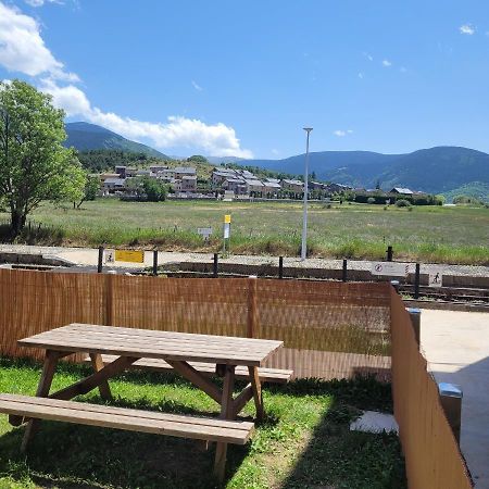 Loft Mansarde Du Train Jaune Avec Vue Sur Les Montagnes ซายญากูส ภายนอก รูปภาพ