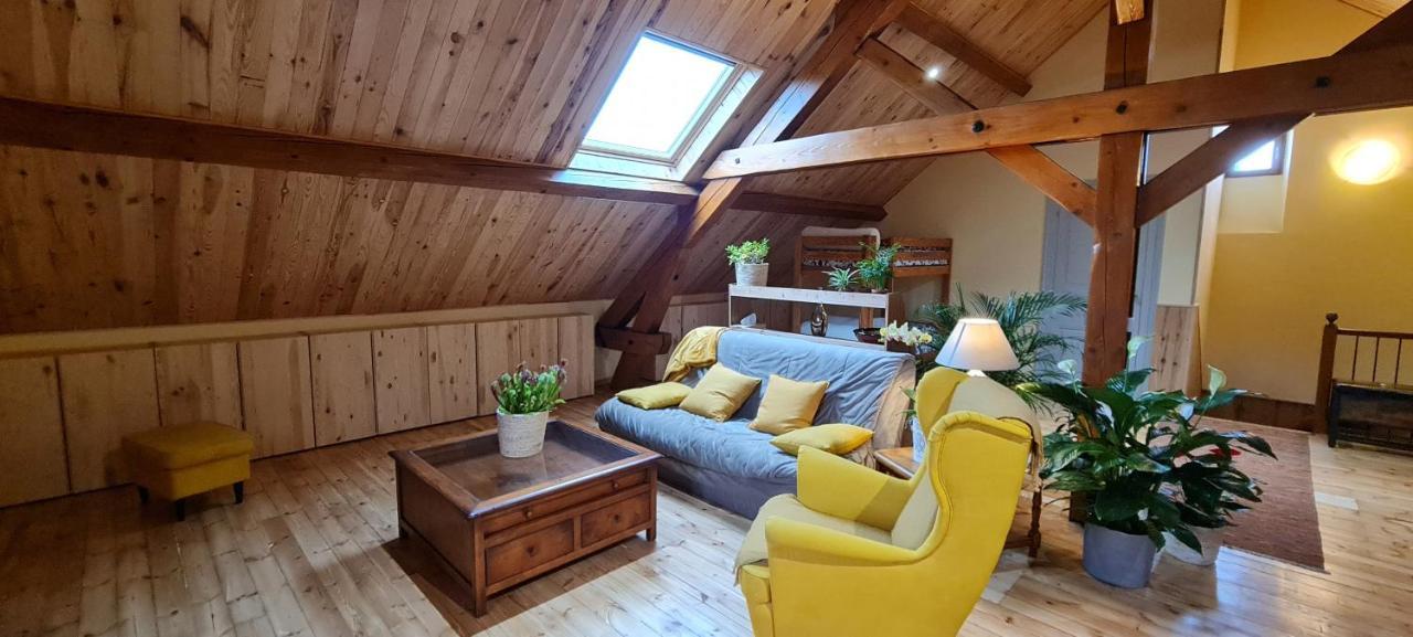 Loft Mansarde Du Train Jaune Avec Vue Sur Les Montagnes ซายญากูส ภายนอก รูปภาพ