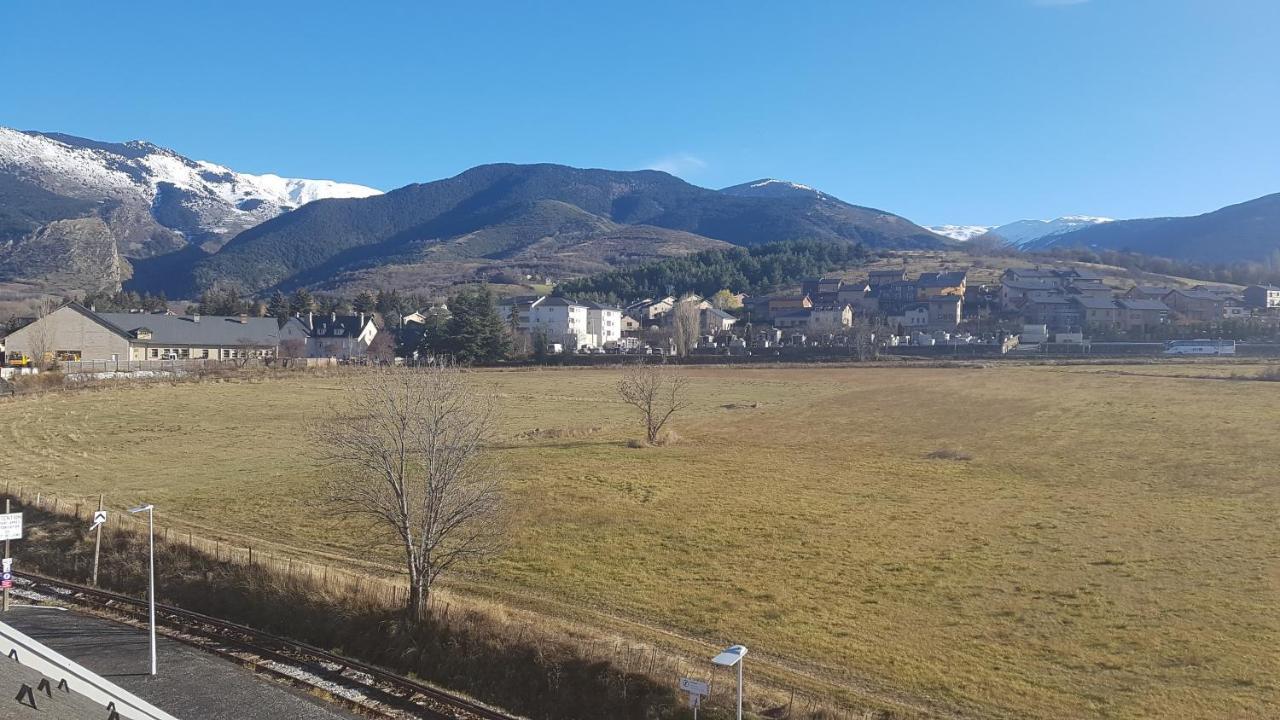 Loft Mansarde Du Train Jaune Avec Vue Sur Les Montagnes ซายญากูส ภายนอก รูปภาพ